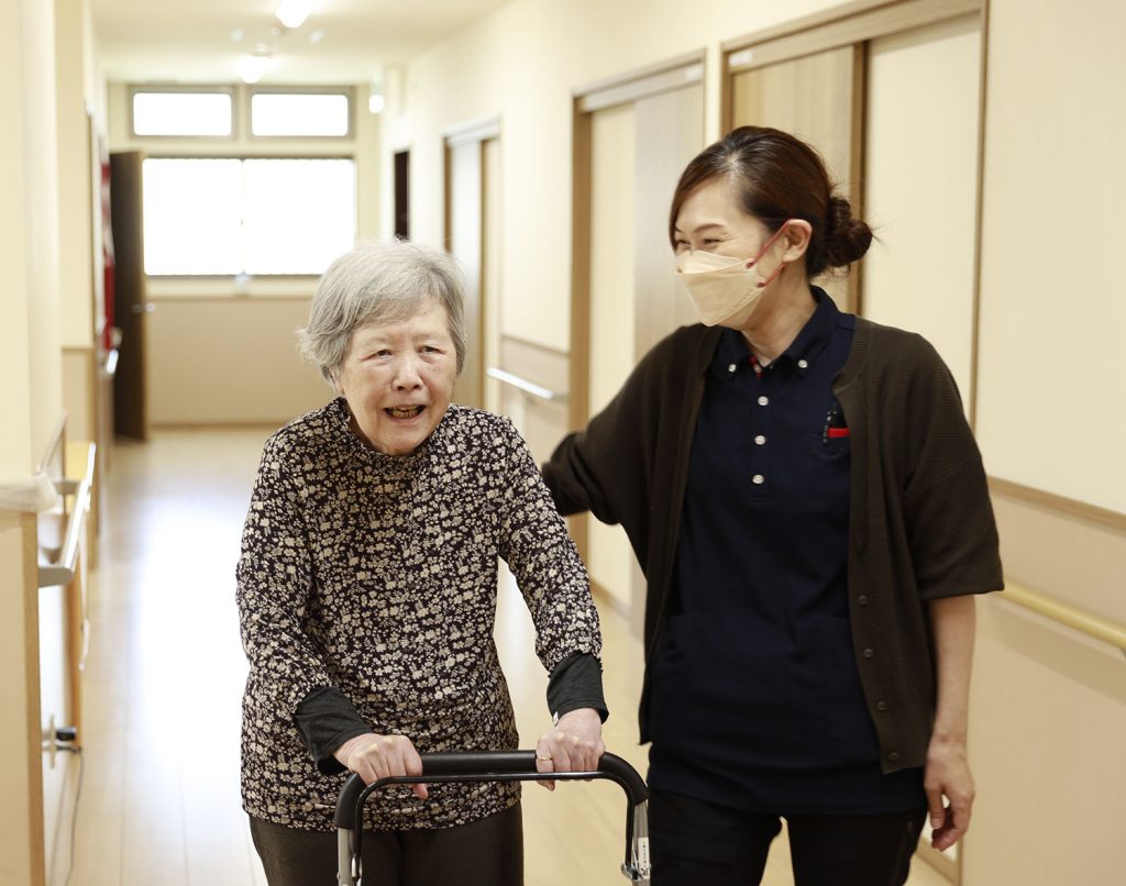 笑顔の老人ホーム利用者様とヘルパー